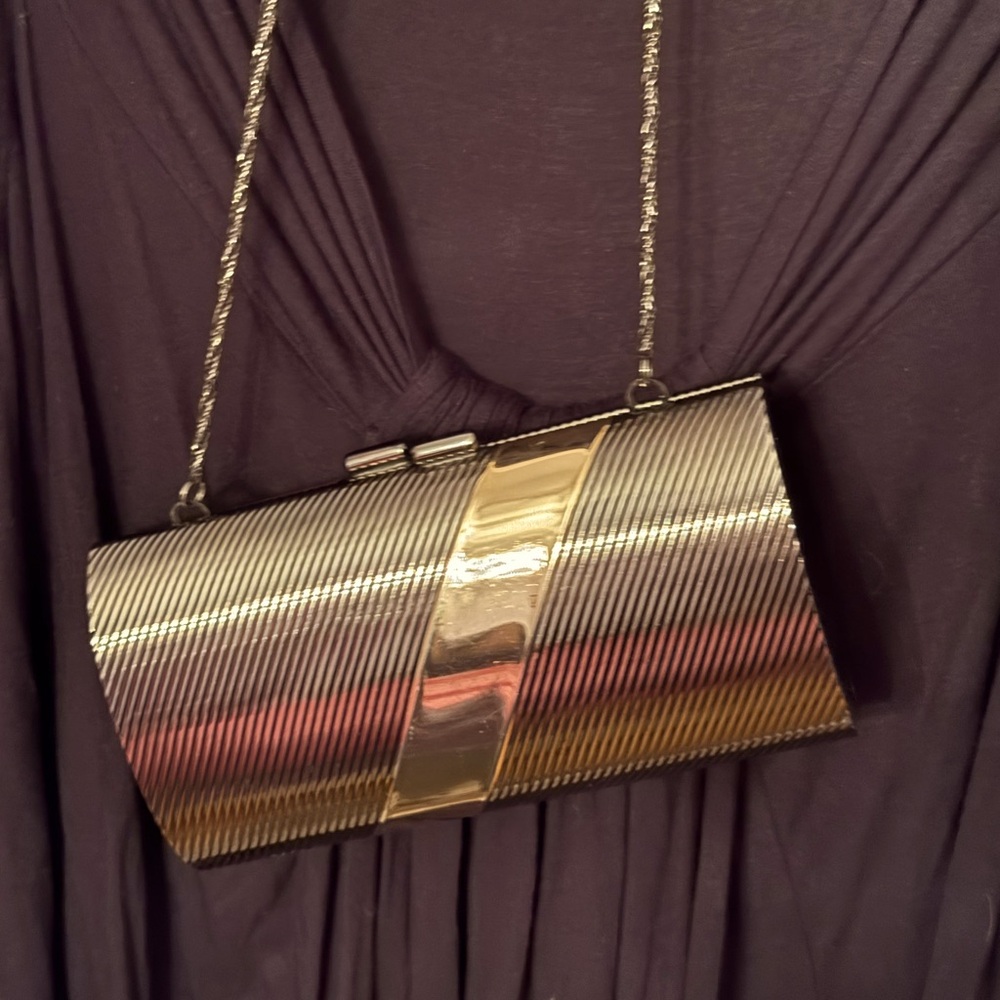 ✨💎GORGEOUS Metalic and Gold Clutch great for holidays and parties! ❤️